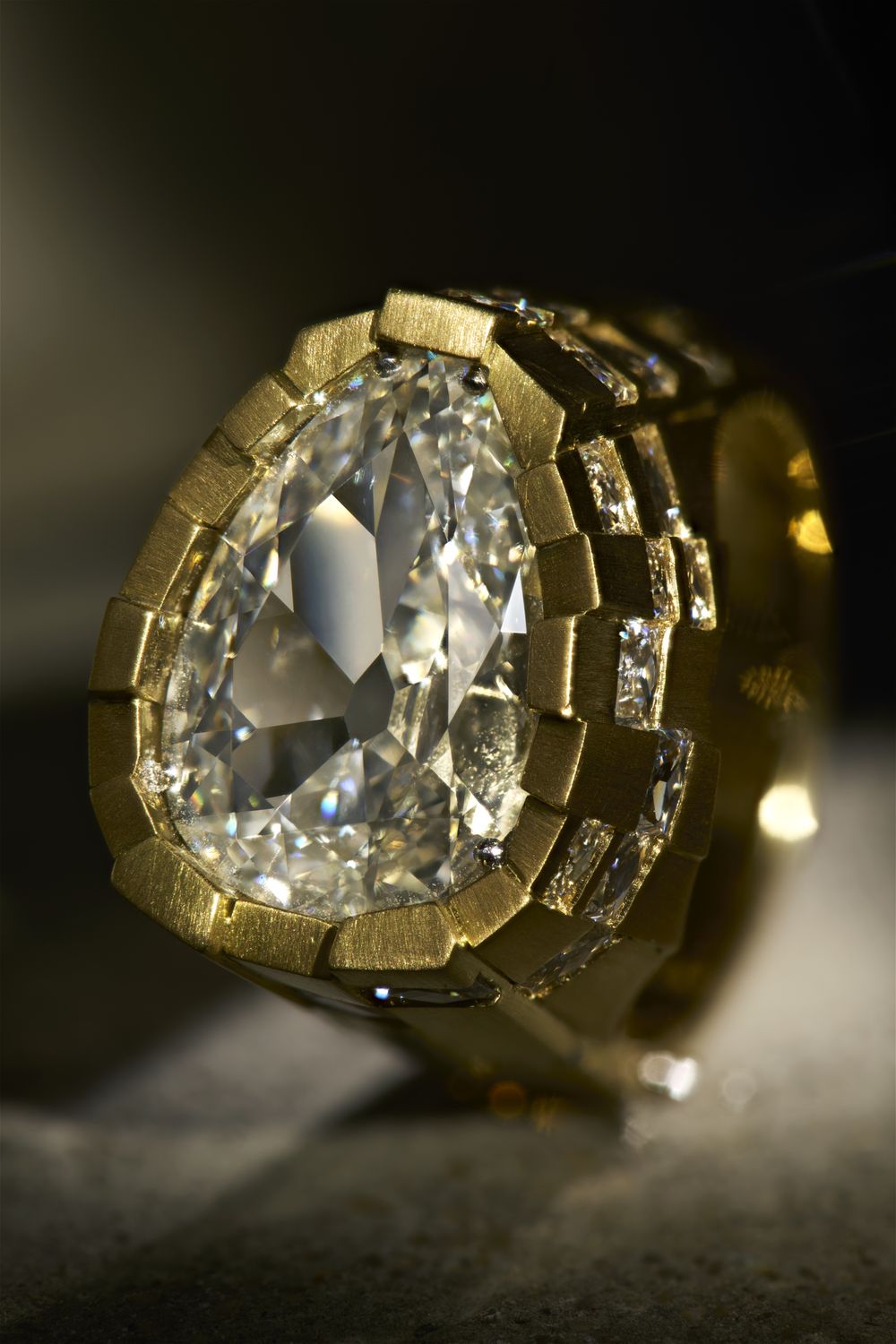 Antique pear shape diamond ring, close up