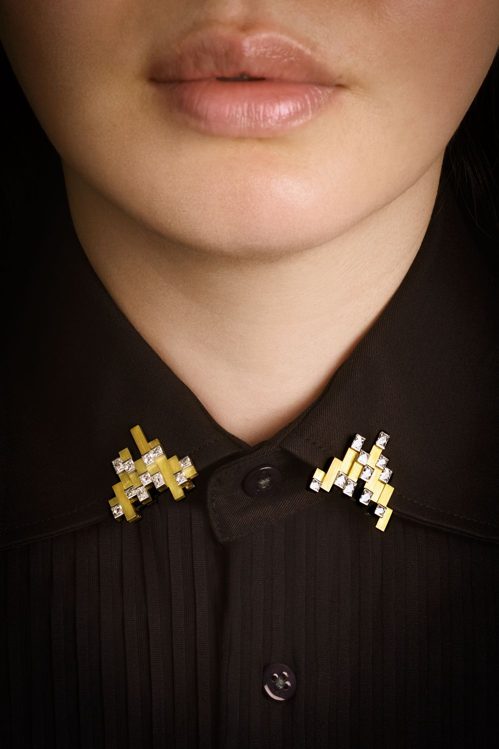 The clips worn as collar tips